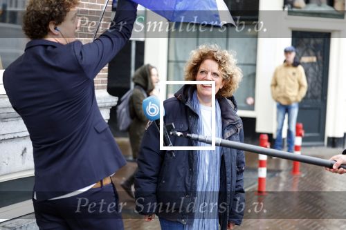 Amsterdam 19 januari 2022
Cabaretiers Bert Visscher en Jochem Myer tijdens de landelijke protestactie Kapsalon Theater in de Kleine Komedie. De cultuursector komt in actie tegen de coronamaatregelen. Tientallen theaters in heel Nederland  zijn omgebouwd tot een kapsalon. Brigitte Kaandorp