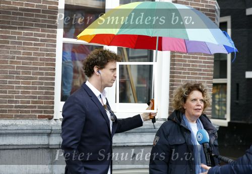 Amsterdam 19 januari 2022
Cabaretiers Bert Visscher en Jochem Myer tijdens de landelijke protestactie Kapsalon Theater in de Kleine Komedie. De cultuursector komt in actie tegen de coronamaatregelen. Tientallen theaters in heel Nederland  zijn omgebouwd tot een kapsalon. Brigitte Kaandorp
