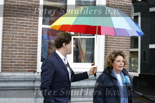 Amsterdam 19 januari 2022
Cabaretiers Bert Visscher en Jochem Myer tijdens de landelijke protestactie Kapsalon Theater in de Kleine Komedie. De cultuursector komt in actie tegen de coronamaatregelen. Tientallen theaters in heel Nederland  zijn omgebouwd tot een kapsalon. Brigitte Kaandorp