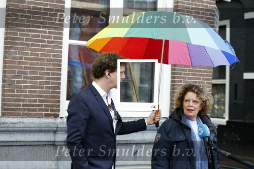 Amsterdam 19 januari 2022
Cabaretiers Bert Visscher en Jochem Myer tijdens de landelijke protestactie Kapsalon Theater in de Kleine Komedie. De cultuursector komt in actie tegen de coronamaatregelen. Tientallen theaters in heel Nederland  zijn omgebouwd tot een kapsalon. Brigitte Kaandorp