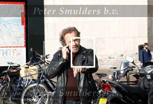 Amsterdam 17 november 2021
Carlo Boszhard bellend op straat in Amsterdam.