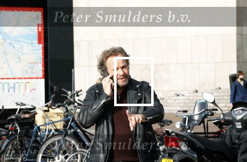 Amsterdam 17 november 2021
Carlo Boszhard bellend op straat in Amsterdam.
