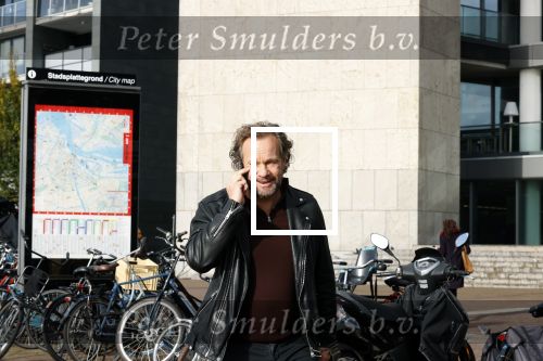 Amsterdam 17 november 2021
Carlo Boszhard bellend op straat in Amsterdam.