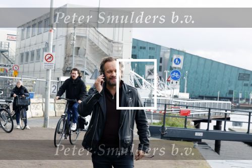 Amsterdam 17 november 2021
Carlo Boszhard bellend op straat in Amsterdam.