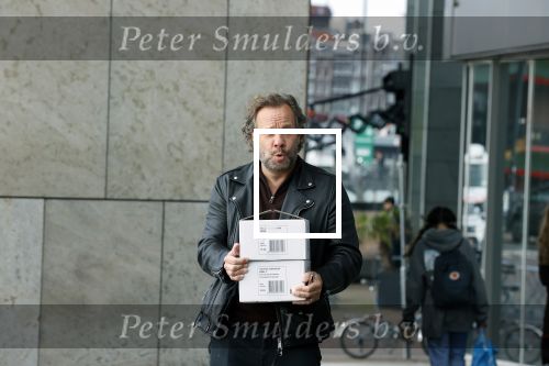 Amsterdam 17 november 2021
Carlo Boszhard bellend op straat in Amsterdam.