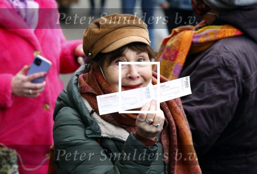 Amsterdam 19 januari 2022
Cabaretiers Bert Visscher en Jochem Myer tijdens de landelijke protestactie Kapsalon Theater in de Kleine Komedie. De cultuursector komt in actie tegen de coronamaatregelen. Tientallen theaters in heel Nederland  zijn omgebouwd tot een kapsalon. Caroline v d Bergh
