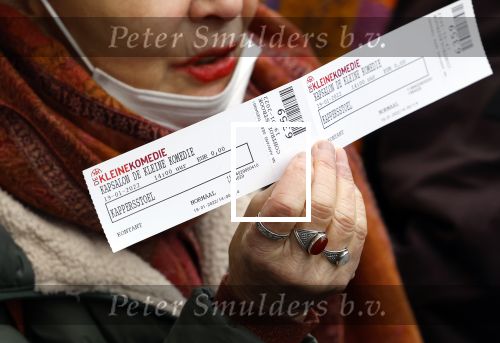 Amsterdam 19 januari 2022
Cabaretiers Bert Visscher en Jochem Myer tijdens de landelijke protestactie Kapsalon Theater in de Kleine Komedie. De cultuursector komt in actie tegen de coronamaatregelen. Tientallen theaters in heel Nederland  zijn omgebouwd tot een kapsalon. Caroline v d Bergh