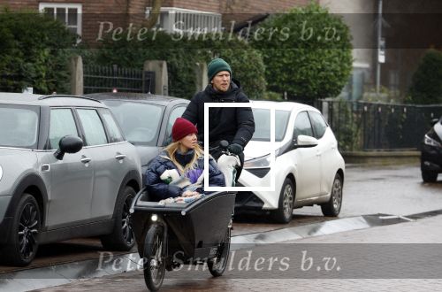 Amsterdam 3 februari 2022
Christian Poulsen met zijn vrouw Julie-Marie BjÃ¸rnshÃ¸j in bakfiets in Amsterdam zuid.