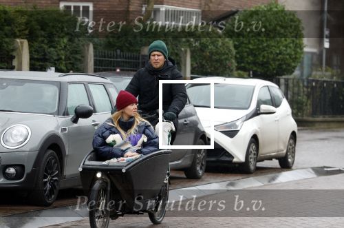 Amsterdam 3 februari 2022
Christian Poulsen met zijn vrouw Julie-Marie BjÃ¸rnshÃ¸j in bakfiets in Amsterdam zuid.