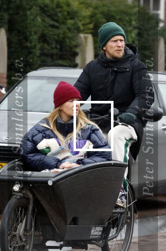 Amsterdam 3 februari 2022
Christian Poulsen met zijn vrouw Julie-Marie BjÃ¸rnshÃ¸j in bakfiets in Amsterdam zuid.