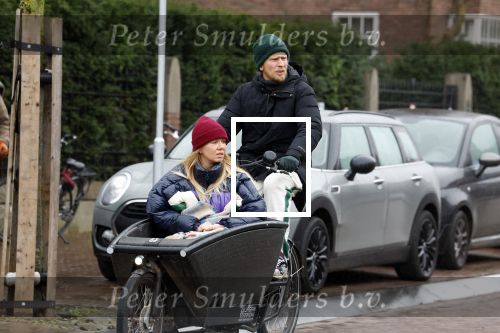 Amsterdam 3 februari 2022
Christian Poulsen met zijn vrouw Julie-Marie BjÃ¸rnshÃ¸j in bakfiets in Amsterdam zuid.