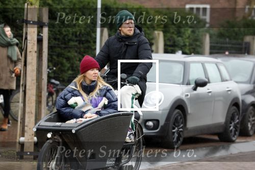 Amsterdam 3 februari 2022
Christian Poulsen met zijn vrouw Julie-Marie BjÃ¸rnshÃ¸j in bakfiets in Amsterdam zuid.