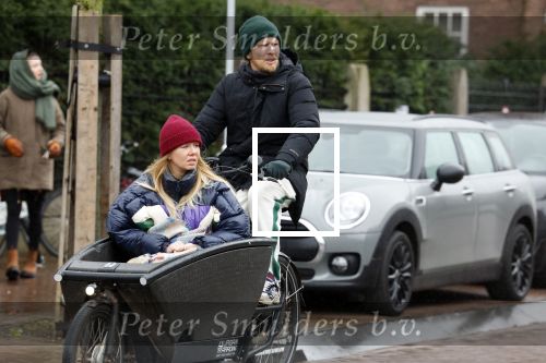 Amsterdam 3 februari 2022
Christian Poulsen met zijn vrouw Julie-Marie BjÃ¸rnshÃ¸j in bakfiets in Amsterdam zuid.