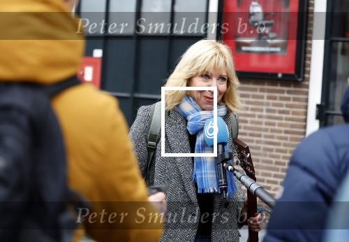 Amsterdam 19 januari 2022
Cabaretiers Bert Visscher en Jochem Myer tijdens de landelijke protestactie Kapsalon Theater in de Kleine Komedie. De cultuursector komt in actie tegen de coronamaatregelen. Tientallen theaters in heel Nederland  zijn omgebouwd tot een kapsalon. Claudia de Breij