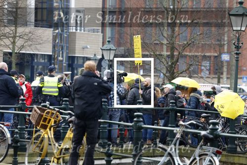 Den haag 10 januari 2022
Balkonscene nieuwe kabinet op paleis Noordeinde.
Koning Willem Alexander Mark Rutte Wopke Hoekstra Hugo de Jonge Kasja ollongren Liesje Schreinemacher Franc Weerwind Dilan Yesilgoz Hanke Bruins Robbert Dijkgraaf Dennis Wiersma Mark Harbers Micky Adriaansens Rob Jetten Henk Staghouwer Christianne v d Wal Karien v Gennip Carola Schouten Ernst Kuipers en Conny Helder . Demonstranten tegen coronabeleid en tegen kabinet