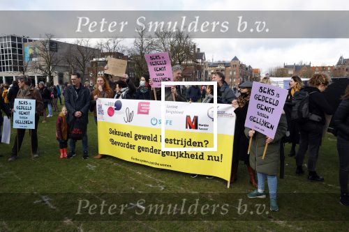 Amsterdam 29 januari 2022
Demonstratie tegen seksueel geweld op het museumplein. Karin Bloemen presenteert het .