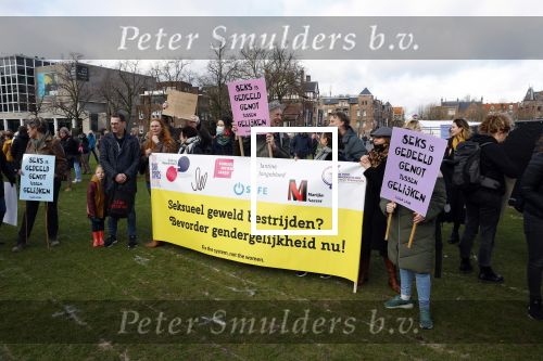Amsterdam 29 januari 2022
Demonstratie tegen seksueel geweld op het museumplein. Karin Bloemen presenteert het .