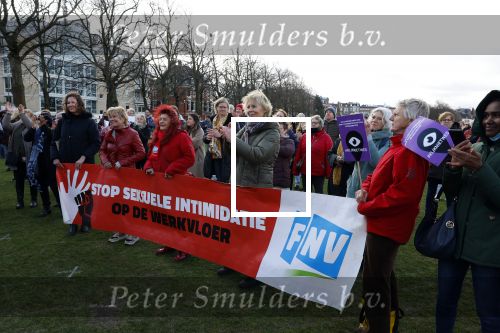 Amsterdam 29 januari 2022
Demonstratie tegen seksueel geweld op het museumplein. Karin Bloemen presenteert het .