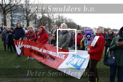 Amsterdam 29 januari 2022
Demonstratie tegen seksueel geweld op het museumplein. Karin Bloemen presenteert het .