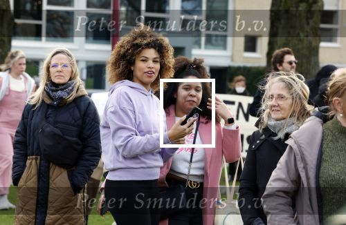 Amsterdam 29 januari 2022
Demonstratie tegen seksueel geweld op het museumplein. Karin Bloemen presenteert het .