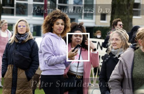 Amsterdam 29 januari 2022
Demonstratie tegen seksueel geweld op het museumplein. Karin Bloemen presenteert het .