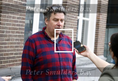 Amsterdam 19 januari 2022
Cabaretiers Bert Visscher en Jochem Myer tijdens de landelijke protestactie Kapsalon Theater in de Kleine Komedie. De cultuursector komt in actie tegen de coronamaatregelen. Tientallen theaters in heel Nederland  zijn omgebouwd tot een kapsalon. Diederik Ebbinge