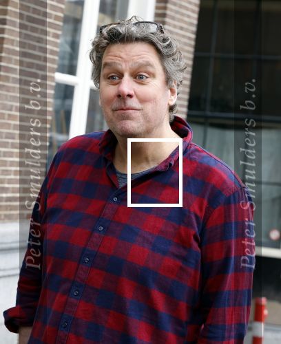 Amsterdam 19 januari 2022
Cabaretiers Bert Visscher en Jochem Myer tijdens de landelijke protestactie Kapsalon Theater in de Kleine Komedie. De cultuursector komt in actie tegen de coronamaatregelen. Tientallen theaters in heel Nederland  zijn omgebouwd tot een kapsalon. Diederik Ebbinge