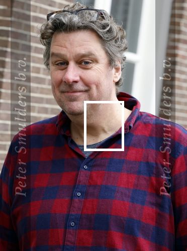 Amsterdam 19 januari 2022
Cabaretiers Bert Visscher en Jochem Myer tijdens de landelijke protestactie Kapsalon Theater in de Kleine Komedie. De cultuursector komt in actie tegen de coronamaatregelen. Tientallen theaters in heel Nederland  zijn omgebouwd tot een kapsalon. Diederik Ebbinge