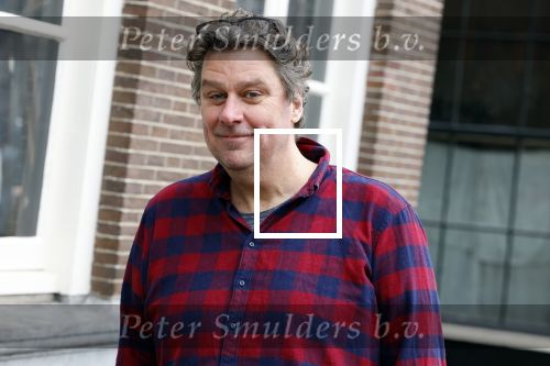 Amsterdam 19 januari 2022
Cabaretiers Bert Visscher en Jochem Myer tijdens de landelijke protestactie Kapsalon Theater in de Kleine Komedie. De cultuursector komt in actie tegen de coronamaatregelen. Tientallen theaters in heel Nederland  zijn omgebouwd tot een kapsalon. Diederik Ebbinge