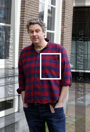 Amsterdam 19 januari 2022
Cabaretiers Bert Visscher en Jochem Myer tijdens de landelijke protestactie Kapsalon Theater in de Kleine Komedie. De cultuursector komt in actie tegen de coronamaatregelen. Tientallen theaters in heel Nederland  zijn omgebouwd tot een kapsalon. Diederik Ebbinge