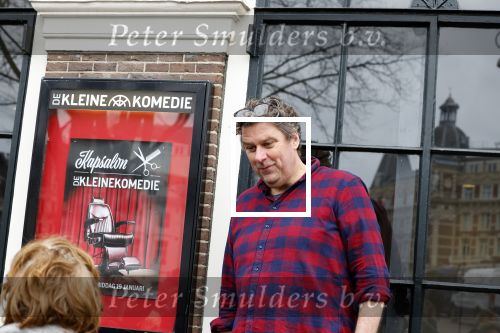 Amsterdam 19 januari 2022
Cabaretiers Bert Visscher en Jochem Myer tijdens de landelijke protestactie Kapsalon Theater in de Kleine Komedie. De cultuursector komt in actie tegen de coronamaatregelen. Tientallen theaters in heel Nederland  zijn omgebouwd tot een kapsalon. Diederik Ebbinge