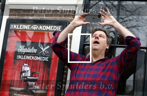 Amsterdam 19 januari 2022
Cabaretiers Bert Visscher en Jochem Myer tijdens de landelijke protestactie Kapsalon Theater in de Kleine Komedie. De cultuursector komt in actie tegen de coronamaatregelen. Tientallen theaters in heel Nederland  zijn omgebouwd tot een kapsalon. Diederik Ebbinge