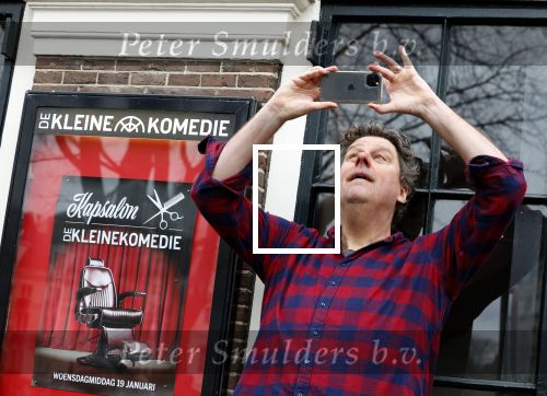 Amsterdam 19 januari 2022
Cabaretiers Bert Visscher en Jochem Myer tijdens de landelijke protestactie Kapsalon Theater in de Kleine Komedie. De cultuursector komt in actie tegen de coronamaatregelen. Tientallen theaters in heel Nederland  zijn omgebouwd tot een kapsalon. Diederik Ebbinge