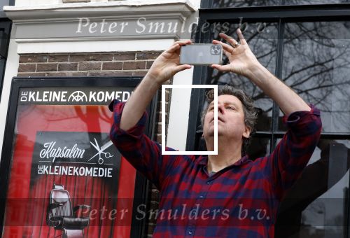 Amsterdam 19 januari 2022
Cabaretiers Bert Visscher en Jochem Myer tijdens de landelijke protestactie Kapsalon Theater in de Kleine Komedie. De cultuursector komt in actie tegen de coronamaatregelen. Tientallen theaters in heel Nederland  zijn omgebouwd tot een kapsalon. Diederik Ebbinge