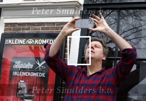 Amsterdam 19 januari 2022
Cabaretiers Bert Visscher en Jochem Myer tijdens de landelijke protestactie Kapsalon Theater in de Kleine Komedie. De cultuursector komt in actie tegen de coronamaatregelen. Tientallen theaters in heel Nederland  zijn omgebouwd tot een kapsalon. Diederik Ebbinge