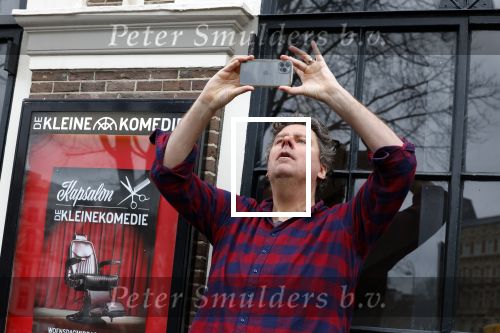Amsterdam 19 januari 2022
Cabaretiers Bert Visscher en Jochem Myer tijdens de landelijke protestactie Kapsalon Theater in de Kleine Komedie. De cultuursector komt in actie tegen de coronamaatregelen. Tientallen theaters in heel Nederland  zijn omgebouwd tot een kapsalon. Diederik Ebbinge