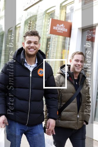 Amsterdam 2 februari 2022
Chahid Charrak ( Dutch performante) met zijn compagnon Eelco Kalsbeek op de pc hooftstraat