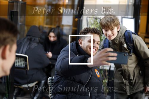 Amsterdam 2 februari 2022
Chahid Charrak ( Dutch performante) met zijn compagnon Eelco Kalsbeek op de pc hooftstraat