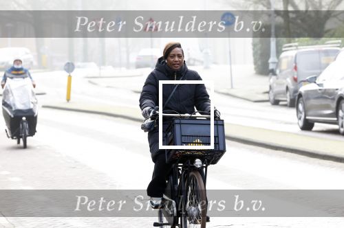 Amsterdam 12 januari 2022
Edsilia Rombley  op de fiets in Amsterdam zuid.