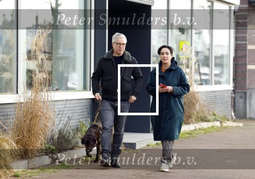 Amsterdam 30 januari 2022
Burgemeester Femke Halsema en haar man Robert Oey wandelend met hun hond in centrum van Amsterdam.