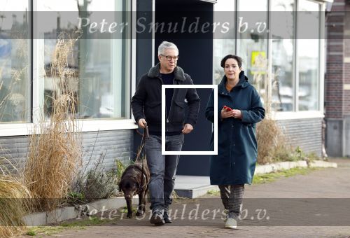 Amsterdam 30 januari 2022
Burgemeester Femke Halsema en haar man Robert Oey wandelend met hun hond in centrum van Amsterdam.