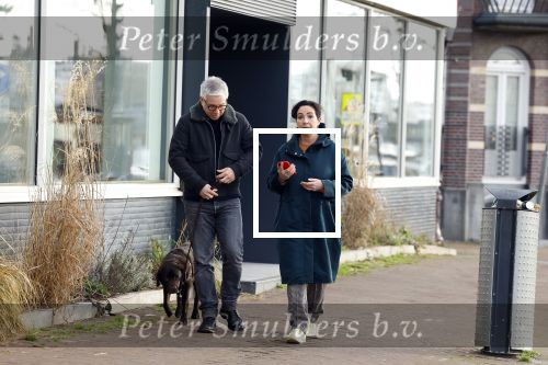 Amsterdam 30 januari 2022
Burgemeester Femke Halsema en haar man Robert Oey wandelend met hun hond in centrum van Amsterdam.