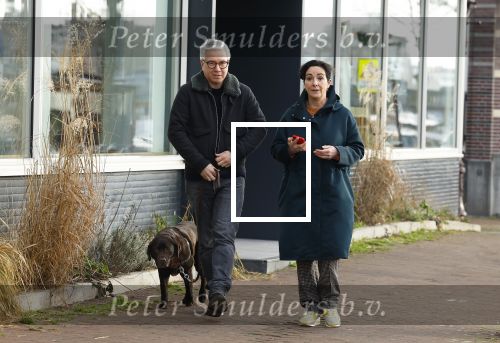 Amsterdam 30 januari 2022
Burgemeester Femke Halsema en haar man Robert Oey wandelend met hun hond in centrum van Amsterdam.