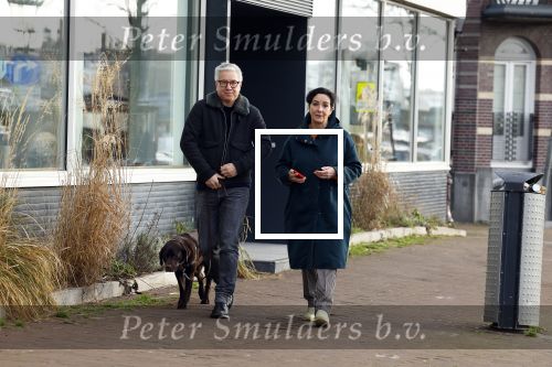 Amsterdam 30 januari 2022
Burgemeester Femke Halsema en haar man Robert Oey wandelend met hun hond in centrum van Amsterdam.