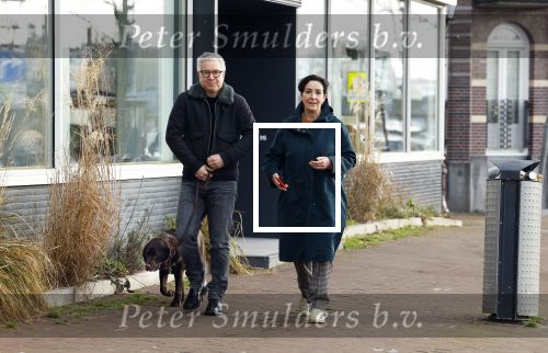 Amsterdam 30 januari 2022
Burgemeester Femke Halsema en haar man Robert Oey wandelend met hun hond in centrum van Amsterdam.