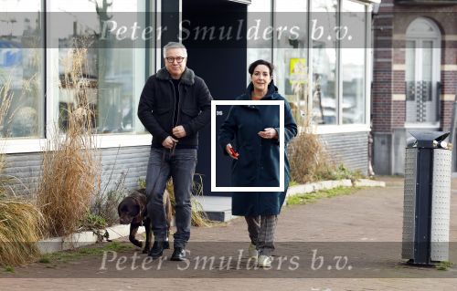 Amsterdam 30 januari 2022
Burgemeester Femke Halsema en haar man Robert Oey wandelend met hun hond in centrum van Amsterdam.