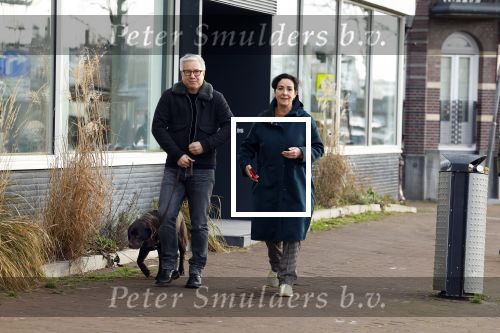 Amsterdam 30 januari 2022
Burgemeester Femke Halsema en haar man Robert Oey wandelend met hun hond in centrum van Amsterdam.