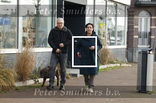 Amsterdam 30 januari 2022
Burgemeester Femke Halsema en haar man Robert Oey wandelend met hun hond in centrum van Amsterdam.