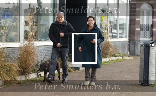 Amsterdam 30 januari 2022
Burgemeester Femke Halsema en haar man Robert Oey wandelend met hun hond in centrum van Amsterdam.