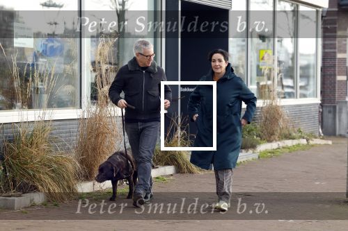 Amsterdam 30 januari 2022
Burgemeester Femke Halsema en haar man Robert Oey wandelend met hun hond in centrum van Amsterdam.
